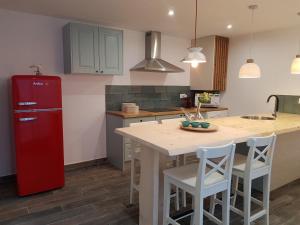 A kitchen or kitchenette at Ideal parelles aptm amb encant estil Mediterrani i tranquil a Llançà