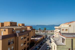 een luchtfoto van een stad met gebouwen en de oceaan bij Pepita del mare in Alghero