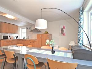 cocina y comedor con mesa grande y sillas en Wohnung im Twistetal Oberwaroldern, en Oberwaroldern 30 fotos más