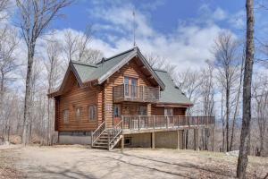 Log cabin with HOT TUB and view under vintern