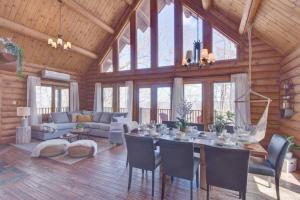 Imagen de la galería de Log cabin with HOT TUB and view, en La Minerve