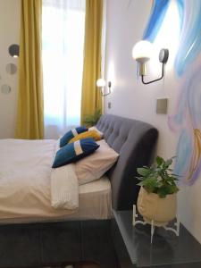een slaapkamer met een bed met een bank en een tafel bij Lionas Central Apartment in Bistriţa