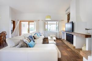 uma sala de estar com um sofá branco e uma lareira em Can Pep Toni em Cidade de Ibiza