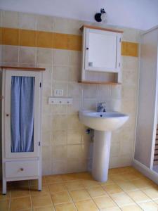 a small bathroom with a sink and a mirror at Casetta n.2 con piscina in Sarola