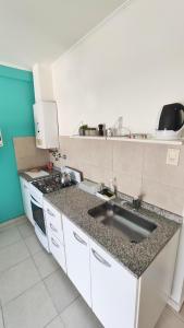 - une cuisine avec un évier et un comptoir dans l'établissement BellaVista Departamento Temporario, à Paraná