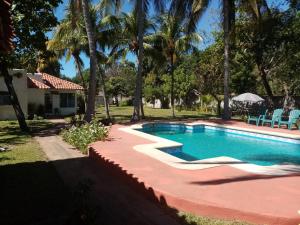 Piscina de la sau aproape de La Ceja Beach House