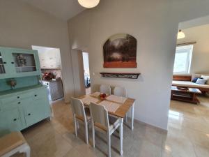 - une cuisine et une salle à manger avec une table et des chaises dans l'établissement Vira Señor House, à Triovasálos