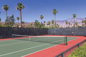 una pista de tenis con palmeras al fondo en WorldMark Palm Springs - Plaza Resort and Spa en Palm Springs
