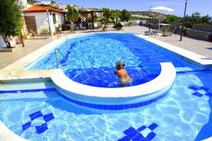 una persona en una piscina en una piscina en Filoxenia Villa, en Koutsounari