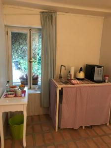 a kitchen with a table and a window at Der Birkenhof - Birch Court in Düsseldorf