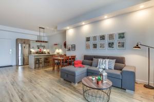 a living room with a couch and a table at L'île-Do - Ile d'Orléans in St-Pierre-de-l'Île-d'Orléans