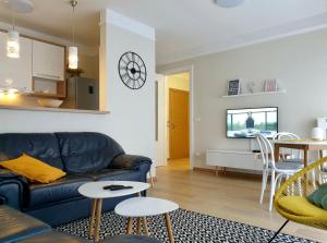 克鲁舍瓦茨PRONTO apartman & PRONTO studios的客厅里有一张蓝色的沙发和一张桌子