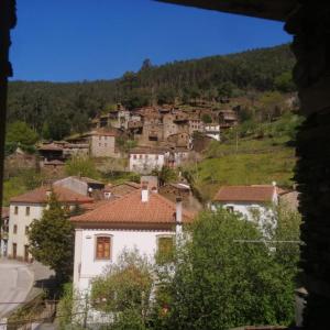 un pequeño pueblo en una colina con casas en Casa Branca en Lousã