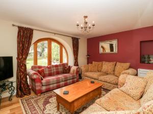 Sala de estar con 2 sofás y mesa en Sutherland Barn en Weston-super-Mare