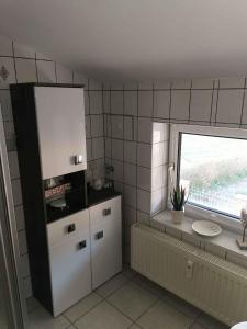 ein kleines Bad mit einem Waschbecken und einem Fenster in der Unterkunft Apartment Lietzow/Rügen/Insel Rügen 2913 in Lietzow