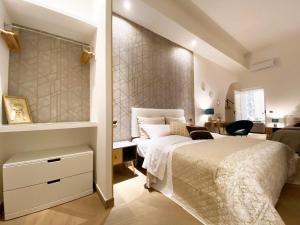 een slaapkamer met een groot wit bed en een bureau bij Palazzo Bianchi - Trani in Trani