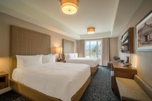The Malcolm Hotel客房内的一张或多张床位