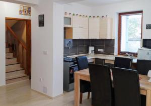 Kuchyňa alebo kuchynka v ubytovaní Müezzin Apartman