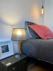 1 dormitorio con 1 cama y 1 lámpara en una mesa en Grand et superbe T3 : Au cœur du Centre Ville, en Clermont-Ferrand