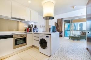 Kuchyň nebo kuchyňský kout v ubytování Luxury residence at Dubai Mall
