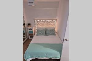 Habitación pequeña con cama en la esquina en Precioso apartamento 1ª linea de playa Getares, en Algeciras