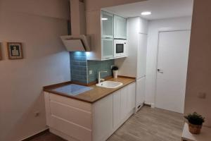La salle de bains est pourvue d'un lavabo et d'un comptoir. dans l'établissement Precioso apartamento 1ª linea de playa Getares, à Algésiras