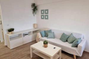 - un salon avec un canapé et une table dans l'établissement Precioso apartamento 1ª linea de playa Getares, à Algésiras