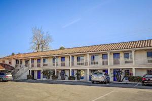 budynek z zaparkowanymi przed nim samochodami w obiekcie Motel 6-Marysville, CA w mieście Marysville