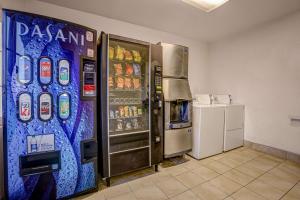 automat z napojami gazowanymi w kuchni w obiekcie Motel 6-Marysville, CA w mieście Marysville