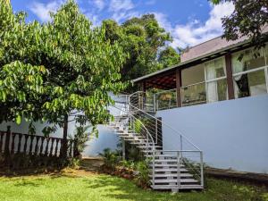 a staircase leading up to a house with trees at Sítio Esperança e Fé in Ribeirão das Neves