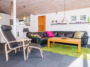 sala de estar con sofá y mesa de centro en 12 person holiday home in Bl vand, en Ho