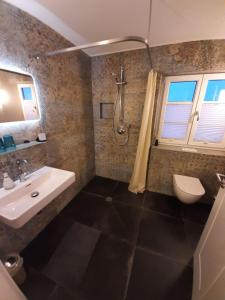 a bathroom with a sink and a shower and a toilet at Gemütlichkeit über der Weinrebe- 3Zi. Zi. Fewo. in Stetten