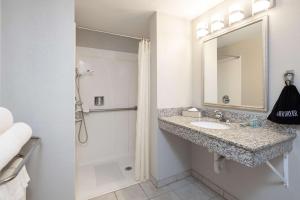 Koupelna v ubytování Best Western Inn & Suites San Mateo - San Francisco Airport