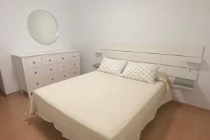 una camera da letto con un letto con uno specchio sul muro di Apartamento Cristina 3D a Morro del Jable