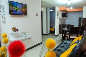 Un televizor și/sau centru de divertisment la Apartamento Faunaventura cerca Parque del Café con piscina