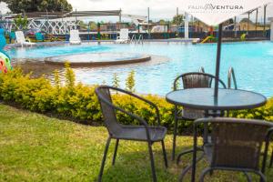 Piscina de la sau aproape de Apartamento Faunaventura cerca Parque del Café con piscina