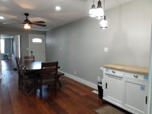 comedor con mesa y ventilador de techo en Main Street home near Starved Rock and Downtown Ottawa, en Ottawa