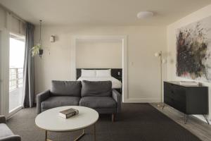 a living room with a couch and a bed at Hollywood Hills Hotel in Los Angeles