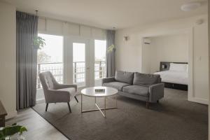 a living room with a couch and a table and a bed at Hollywood Hills Hotel in Los Angeles