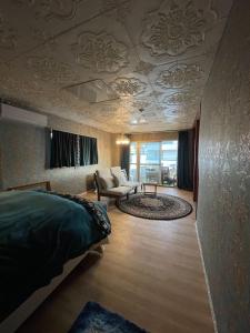 伊豆市にあるRyokan La Lunaのベッドルーム1室(ベッド1台付)、リビングルームが備わります。