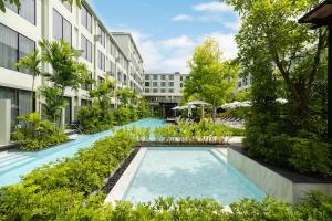 Bazén v ubytování Four Points by Sheraton Phuket Patong Beach Resort nebo v jeho okolí