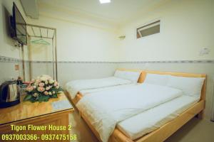 Postel nebo postele na pokoji v ubytování Tigon Flower House 2