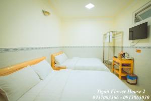 Postel nebo postele na pokoji v ubytování Tigon Flower House 2