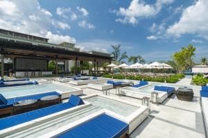 Bazén v ubytování Four Points by Sheraton Phuket Patong Beach Resort nebo v jeho okolí