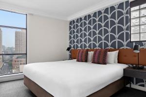 Llit o llits en una habitació de Mantra Sydney Central