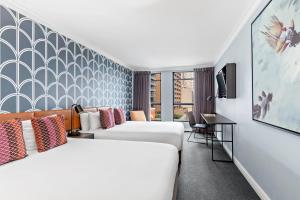 Llit o llits en una habitació de Mantra Sydney Central