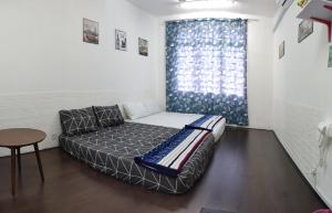 Habitación pequeña con sofá y ventana en DK Guest Room en Kota Kinabalu