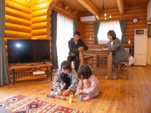 un grupo de niños jugando con bloques en una sala de estar en Matsue Forest Park en Matsue