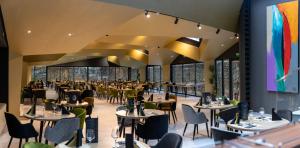restauracja ze stołami i krzesłami w budynku w obiekcie Hotel Aurora w mieście Satu Mare