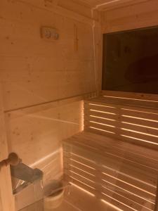 una piccola sauna in legno con TV di Affittacamere Casa Ester a Baselga di Pinè